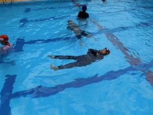 ペットボトルを浮き輪のかわりに