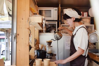 コーヒーをいれる店主