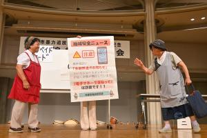 亀岡防犯推進委員連絡協議会・亀岡平安レディース隊による防犯寸劇　「電子マネーで支払って」は詐欺！