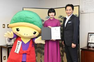 彩羽真矢さん観光PR大使就任式の様子