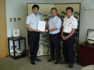令和5年度決算審査意見書を監査委員から受け取る桂川市長
