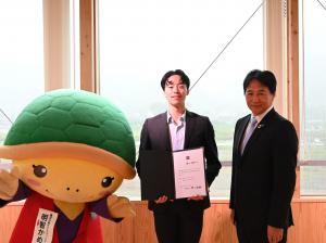 南江祐生さん、桂川市長、かめまるの集合写真