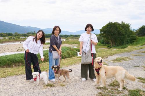 堤防で記念撮影