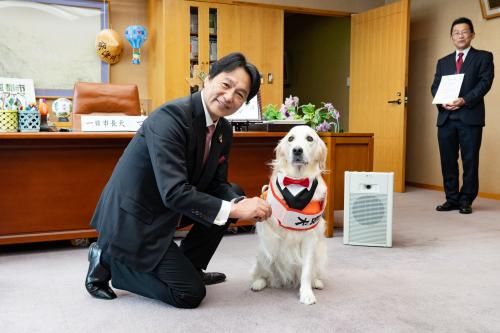 市長犬のタスキをかけたマギーちゃん