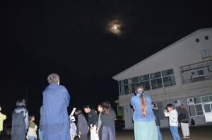 月を観る参加者