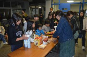 お菓子をもらう様子