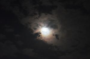 雲の切れ間の月
