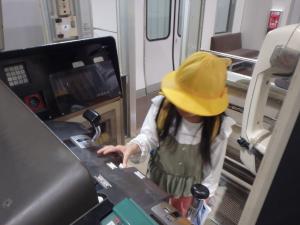 運転席の児童