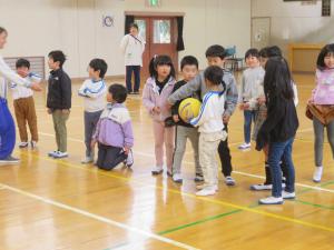 保育所との交流　ドッジボール