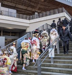 はたちの会の受付に向かう写真
