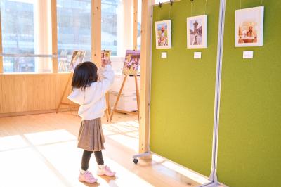 受賞作品を見る子ども