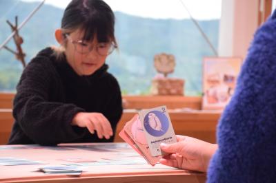 プランクトンのカードゲームで遊ぶ子ども