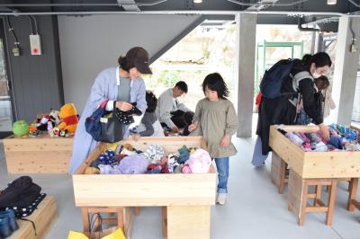 こども服を見る親子