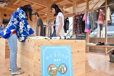 服を見る来場者