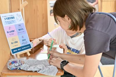 持ち込んだ服の思い出を記入する様子