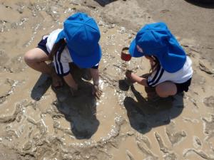 泥遊びをする子どもの写真