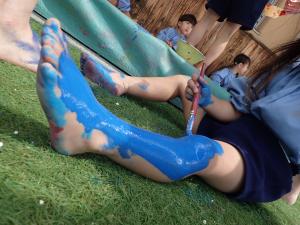 絵の具で遊ぶ子どもの写真