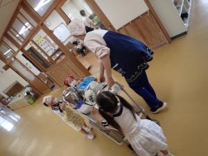 給食準備をしている写真