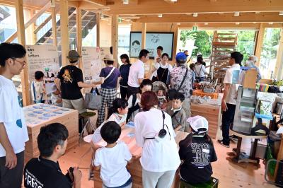 多くの来場者でにぎわう1階