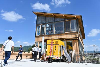 施設を出入りする人々