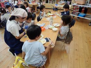 給食の様子の写真