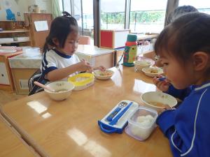給食を食べている園児の写真