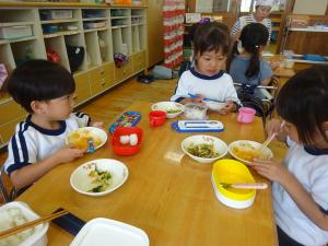 給食を食べている園児の写真２