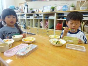 給食を食べる園児の様子３