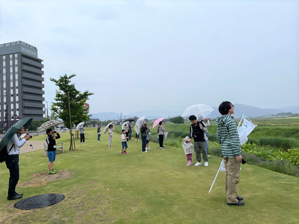 屋外での野鳥観察の様子