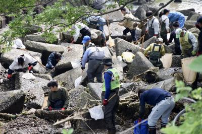 救出活動を行う多くの参加者