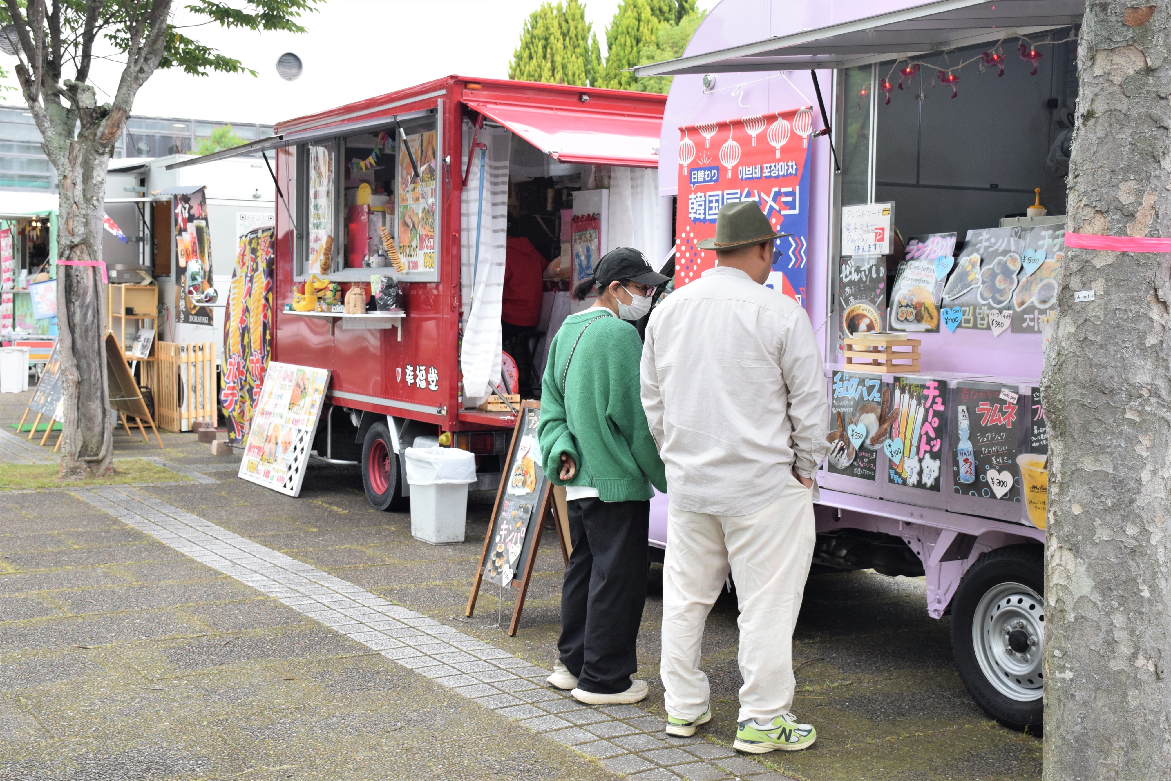 キッチンカーに並ぶ人