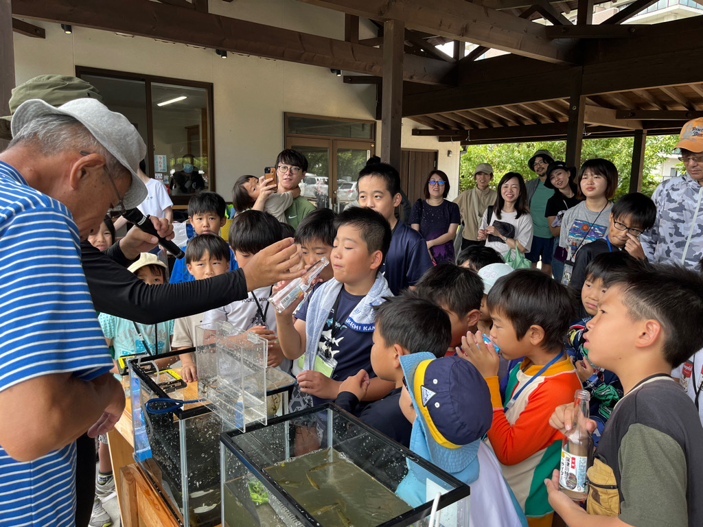 ヤゴについて話を聞く子どもたち