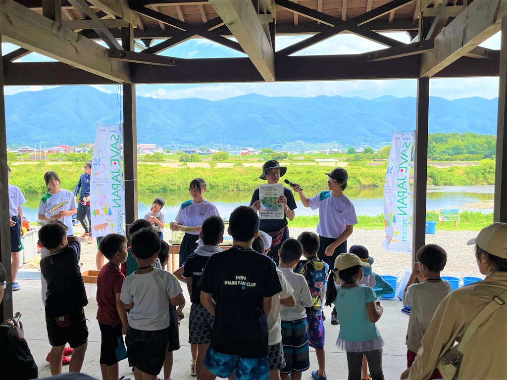 田んぼの役割について説明する様子