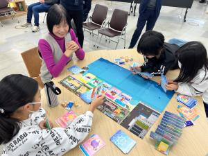 プラスチックについて学んでいる子供たち