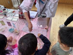 ビーズを選んでいる写真