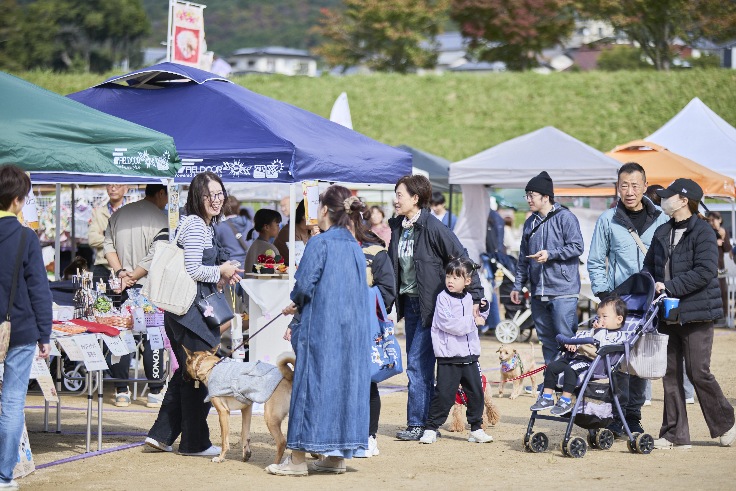 ショッピングを楽しむ人たち