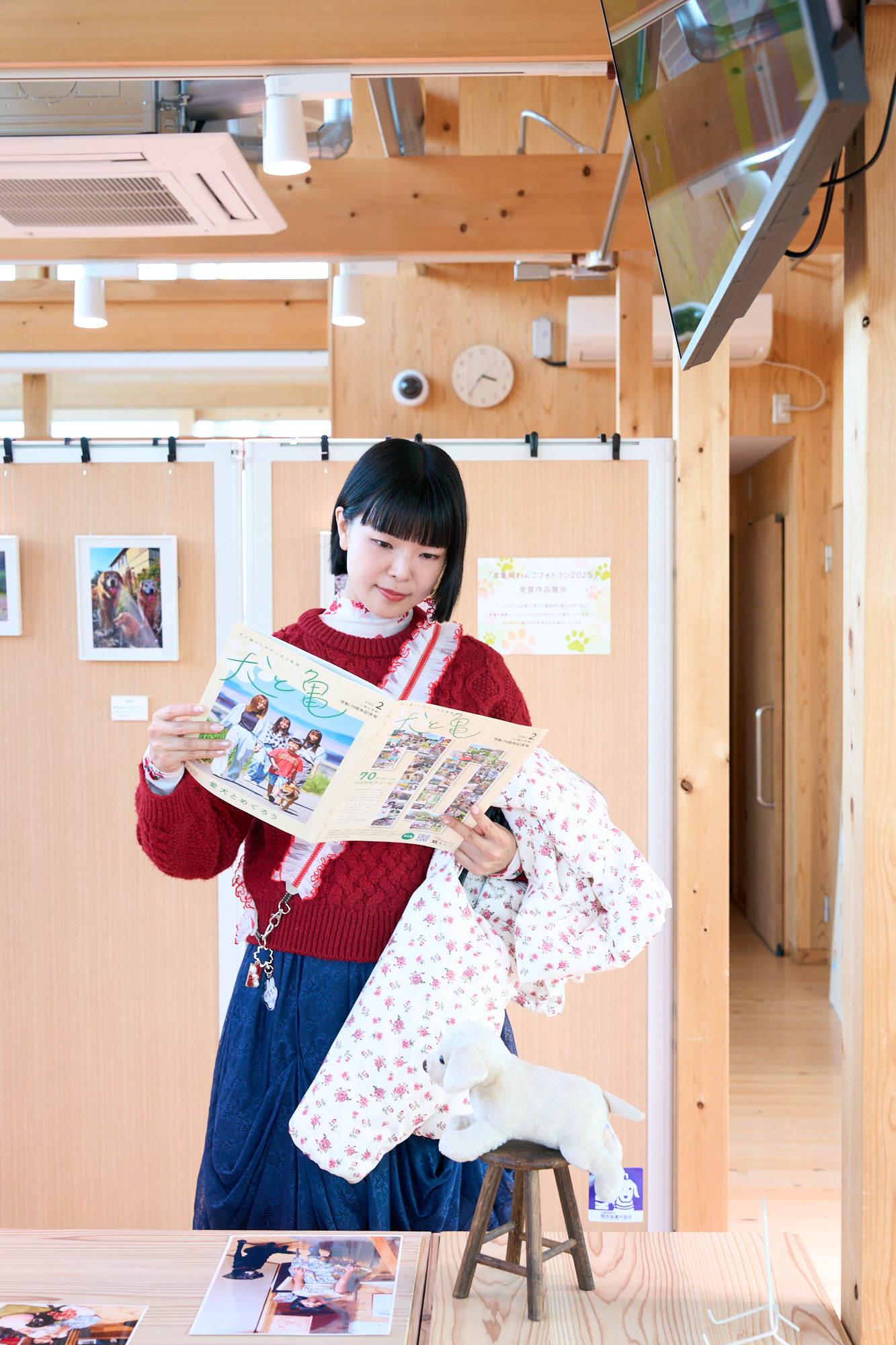 冊子を読む彩羽真矢さん