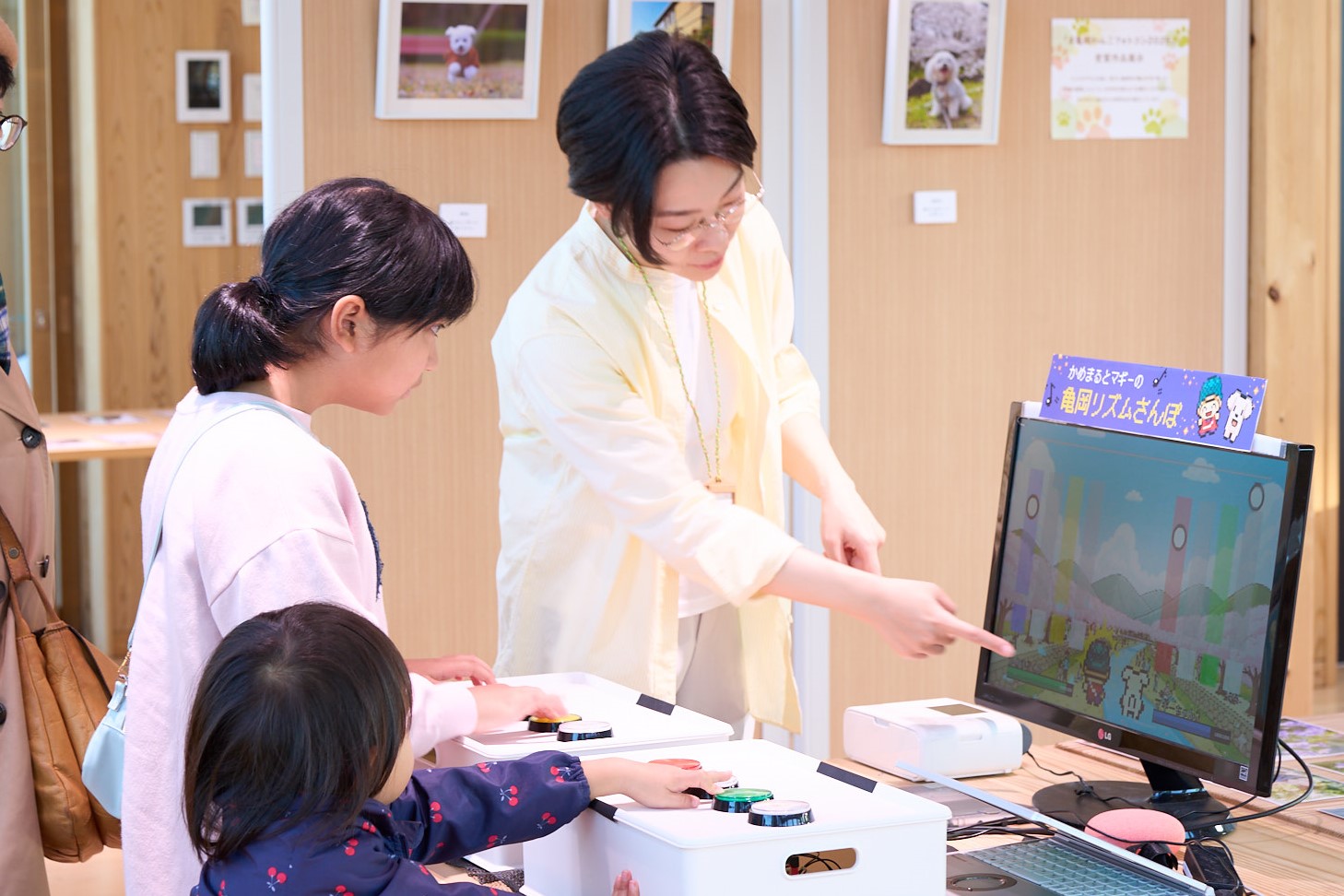 ゲームする子どもたち