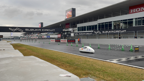 鈴鹿サーキットで走る様子