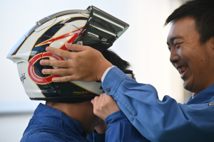 最終調整中の生徒たち