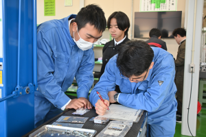 悩んでいる生徒たち