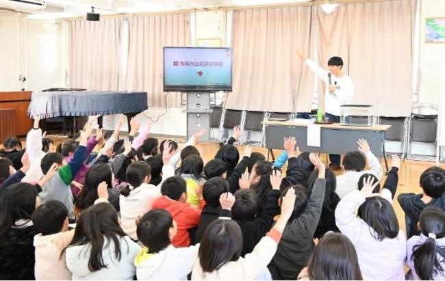 2025年12月5日に緒方湊さんが安詳小学校に訪問し特別授業