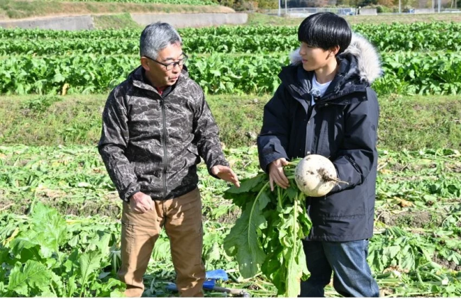 2025年12月5日に緒方湊さんが聖護院かぶの生産者と交流
