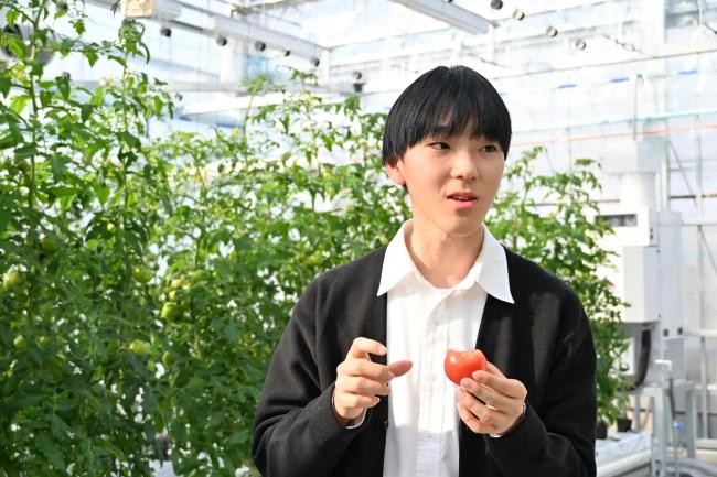 京都・亀岡野菜アンバサダー緒方湊さんが試食