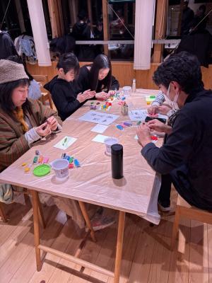 粘土をこねる様子