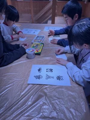 絵を描いている様子