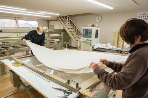 作業の様子。ふとんは全て自社製造。ほとんど全ての工程を手作業で行う