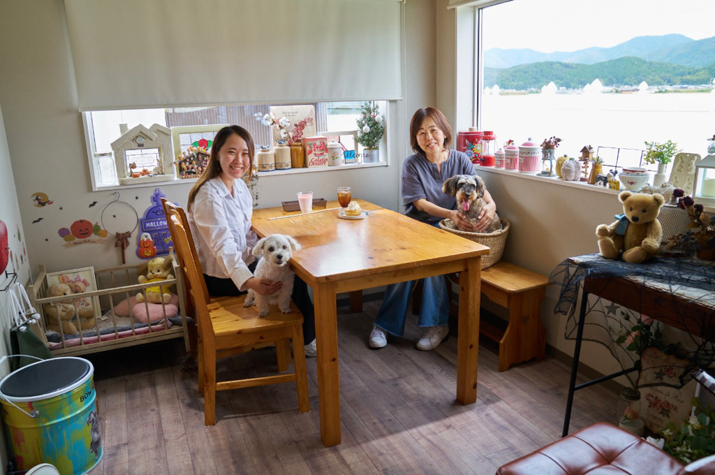 おやつを食べる親子