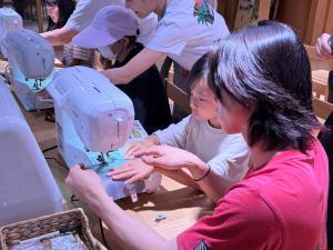 布を縫い合わせている場面