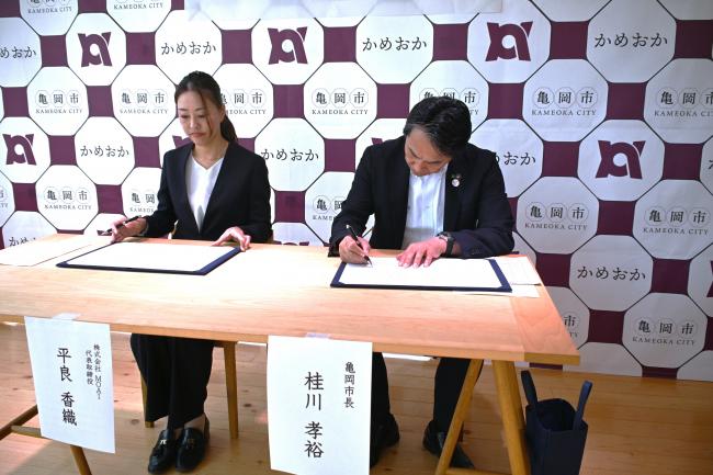 連携協定締結式にて署名されている様子